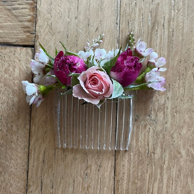 Květinový hřebínek